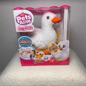 Zuru Pets Alive Mama Duck & Baby Surprise - White and Orange